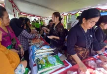 Warga Serbu Pasar Murah di Desa Cupel