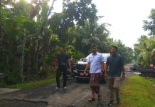 Bupati Jembrana Tinjau Jalan Rusak di Melaya