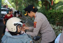 Polres Jembrana Berbagi Takjil dan Edukasi Keselamatan Berkendara