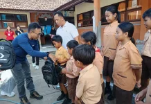 Jurnalis Buleleng Salurkan Bantuan untuk Siswa Korban Banjir Banjar