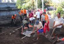 Gotong Royong Bersihkan Sisa Banjir, Bupati Buleleng Turun Langsung ke Lokasi