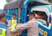 Polsek Melaya Bagikan Takjil Pemudik Antri di Jalur Mudik Gilimanuk