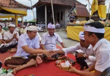 Bupati Kembang Hartawan Hadiri Persembahyangan di Pura Ulunsuwi Subak Benel