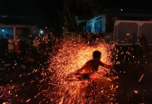 Tradisi Meamuk-amukan Padangbulia Warnai Malam Pengerupukan