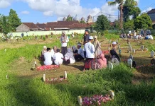Tradisi Nyekar Warnai Lebaran di Loloan Timur
