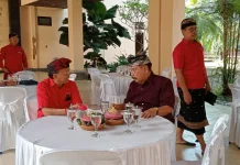 Koster Kukuhkan Ribuan Pengurus PDIP di Jembrana