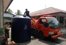 BPBD Buleleng Masih Suplay Air Bersih untuk Warga di Desa Mayong