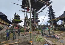 Prajurit TNI Ngayah di Pura Ulun Danu Batur, Siapkan Ngusaba Kedasa