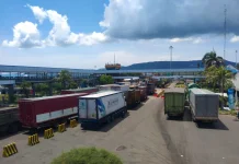 Kendaraan Logistik Antri di Gilimanuk