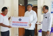 Undiksha Salurkan Bantuan Dana untuk Korban Banjir di Desa Banjar