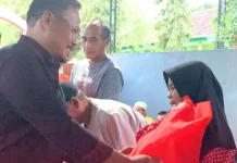 Pemkab Buleleng Serahkan Bantuan Halal Bihalal di Gerokgak