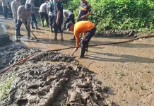BPBD Jembrana Lakukan Gotong Royong Bersihkan Sisa Banjir di Tegalcangkring