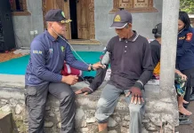 Sidokkes Polres Jembrana Turun Berikan Layanan Kesehatan Korban Banjir