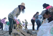Perempuan Buleleng Tunjukkan Aksi Nyata lewat Bersih Pantai Sambut Hari Kartini