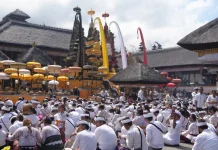 Pemkab Jembrana Laksanakan Bhakti Penganyar di Pura Besakih