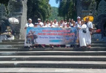 Wisata Religi Perdana Penggemar RRI Singaraja Pererat Kebersamaan