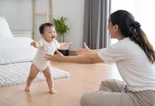 Tips Aman Melatih Bayi agar Cepat Berjalan dan Percaya Diri