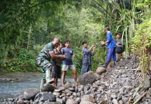 Dandim Jembrana Apresiasi Gotong Royong Warga Angkut Material Jembatan