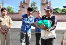 Kampus Berdampak, IAHN Mpu Kuturan Salurkan 60 Paket Sembako untuk Lansia