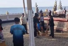 Mahasiswa Flores di Singaraja Bersih-Bersih Pura, Tebarkan Pesan Toleransi