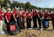 Mahasiswa UHN Sugriwa Gelar Aksi Bersih Pantai di Segara Ayu