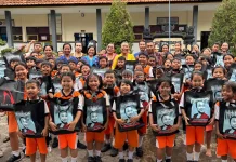 Ni Luh Djelantik Salurkan 73 Sepatu Gratis Kepada Siswa Kurang Mampu di SDN 7 Banjar