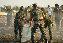 TNI dan Kecamatan Negara Bersihkan Pantai Pengambengan