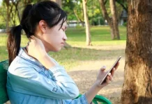 Atasi Bahaya Text Neck akibat Terlalu Lama Menunduk Menatap Gadget