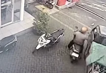 Pencuri Gondol Tas Sopir Pikap saat Ganti Ban di SPBU