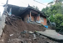 Hujan Deras Picu Longsor Senderan Rumah Warga