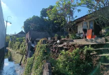 Hujan Deras tengah Malam, Senderan Rumah Warga Jebol