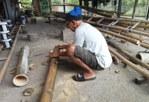 Musim Panen Cengkeh Bawa Berkah bagi Pengerajin Tangga Bambu