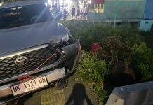 Mobil Tabrak Dua Motor Parkir dan Pohon Tangi