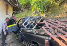 Tak Kuat Menanjak, Pikap Mundur Tabrak Rumah