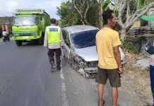 Diduga Mengantuk, Grand Livina Tabrak Truk Tronton di Pekutatan