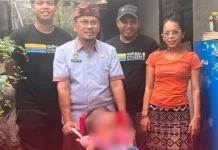 Dinsos P3A Buleleng Salurkan Kursi Roda bagi Balita Disabilitas