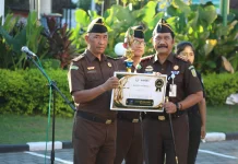Kajari Buleleng Tekankan Kinerja Bidang, Pegawai Berprestasi Diberi Penghargaan