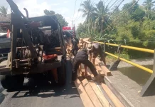 Truk Bermuatan Kayu dan Keramik Terguling di Yeh Sumbul