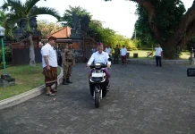 Majelis Desa Adat Alitan Terima Bantuan Motor Operasional