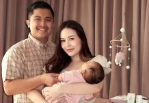 Sosok Ketiga dalam Rumah Tangga Sarah Gibson Jadi Sorotan
