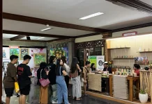 Pengunjung PKB Rela Antre demi Membaca Garis Tangan dan Numerologi