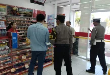 Respons Cepat Call Center 110, Polres Jembrana Kembalikan Dompet Berisi Rp30 Juta