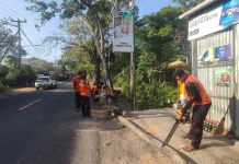Dahan Mahoni Patah, Warung Sempat Tertutup