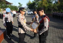 Personel Berprestasi Terima Penghargaan dari Kapolres Jembrana