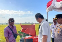 Bupati Jembrana Serahkan Power Thresher untuk Tujuh Subak