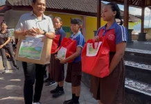 Pemkab Jembrana Gandeng Swasta Salurkan Seragam Gratis untuk Pelajar