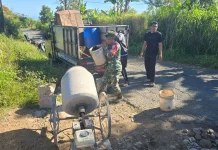 Desa Gobleg Swadaya Tambal Jalan Berlubang Demi Keselamatan Warga