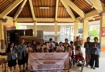 Mahasiswa Undiksha Latih Guru SLB Buleleng Gunakan Papan AAC Efektif