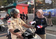 Sambut Hari Radio Ke-81, RRI Singaraja Turun ke Jalan Bagikan Bendera Merah Putih