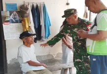 Babinsa Dampingi Penyaluran Sembako bagi Warga Kurang Mampu di Sawan